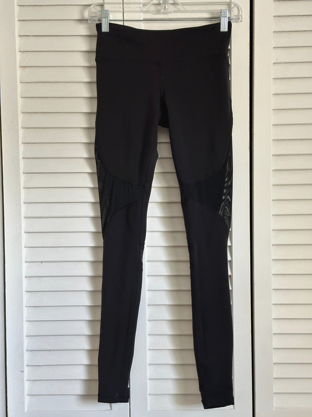 Alo Yoga Womens XS Black Stirrup Leggings Mesh Cutout Panels Gym Dance